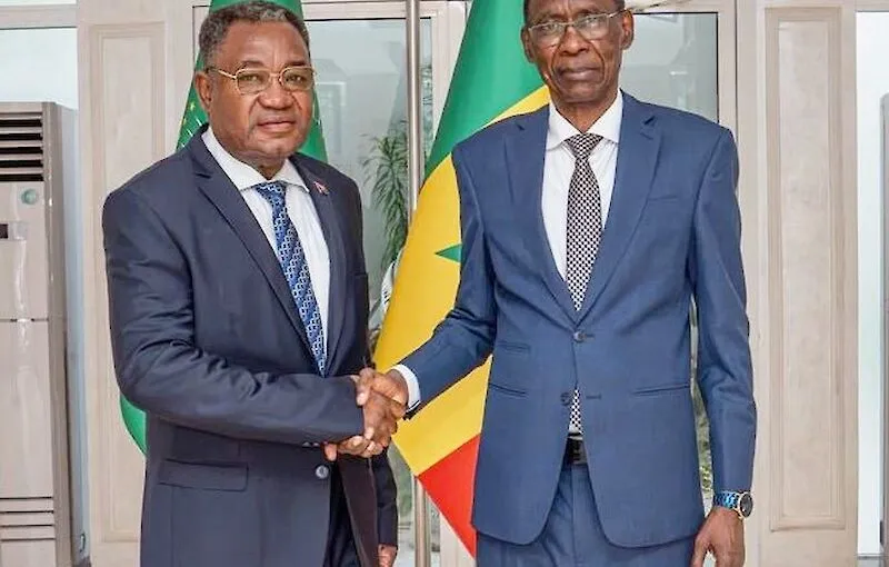 Embaixador Egídio de Sousa apresenta cartas figuradas no Senegal