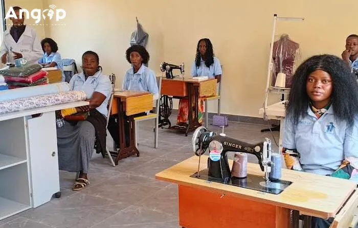 Mulheres terminam curso de corte e costura no Dundo