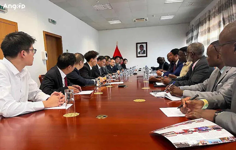 UAN firma parceria com congénere chinesa