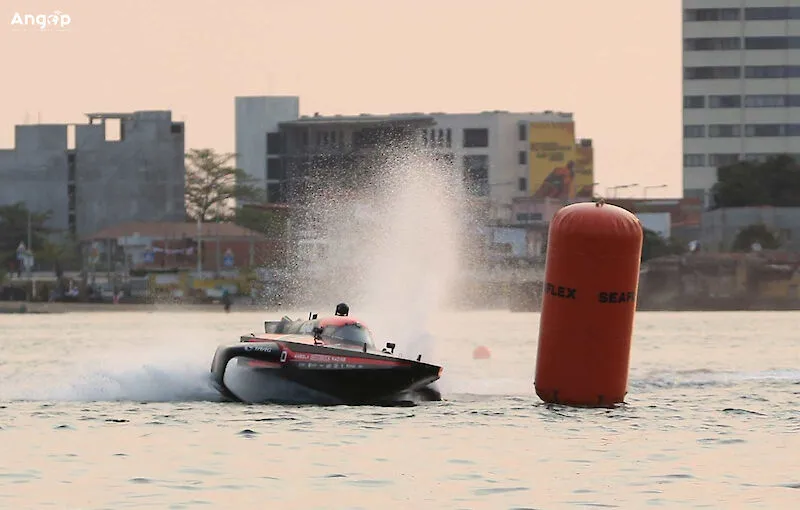 Barcos eléctricos: Representante angolano no pódio da qualificação