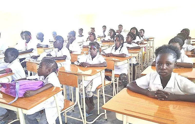 Cerca de mil alunos beneficiam da escola comunitária