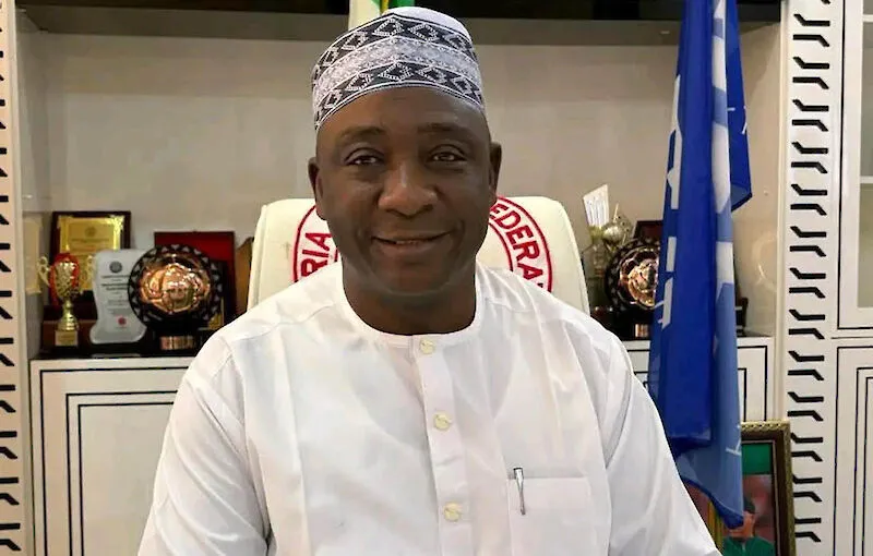 Futebol: Presidente da Federação Nigeriana renúncia
