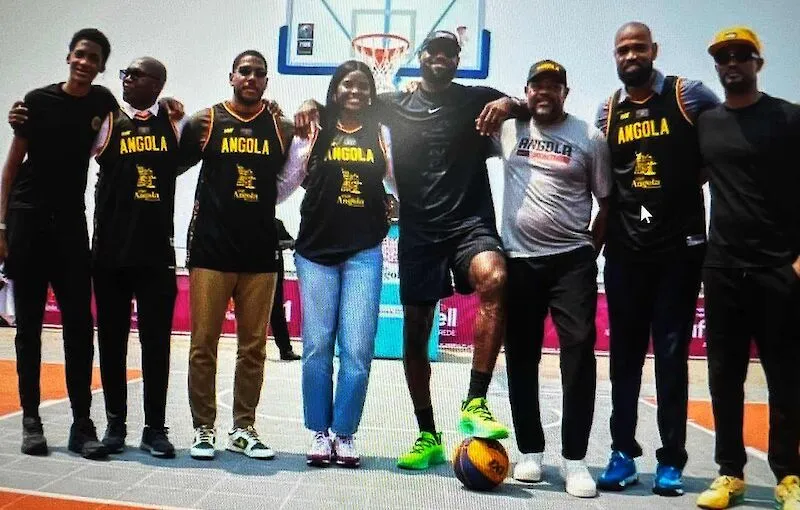 LeBron James interage com antigas glórias do basquetebol nacional