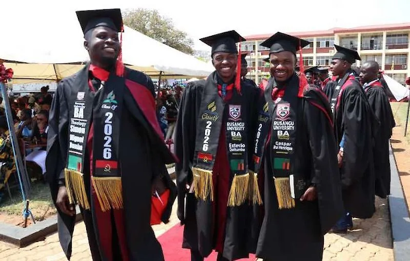 Estudantes angolanos graduados na Universidade de Rusangu