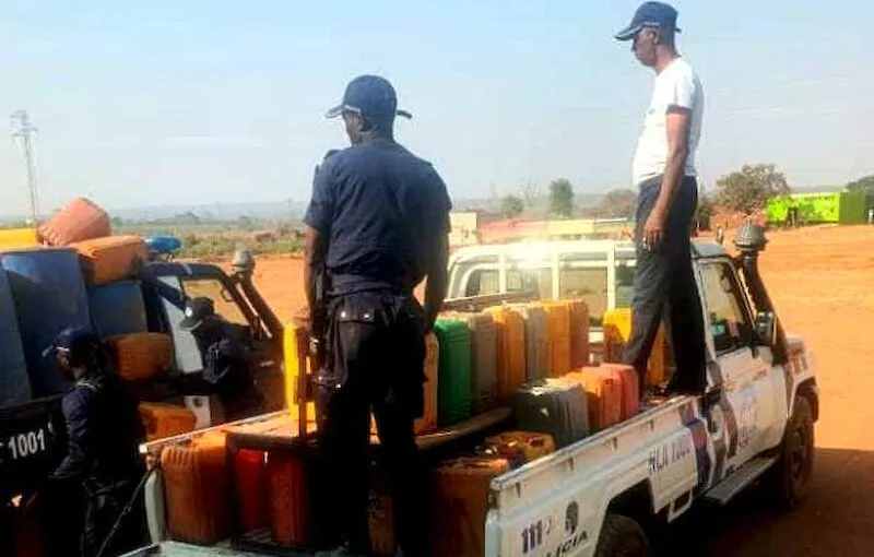 Polícia apreende mil e 600 litros de gasolina na Matala