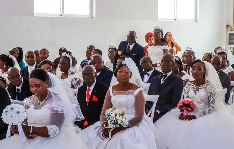 Mais de 30 casais formalizam uniões em casamento comunitário