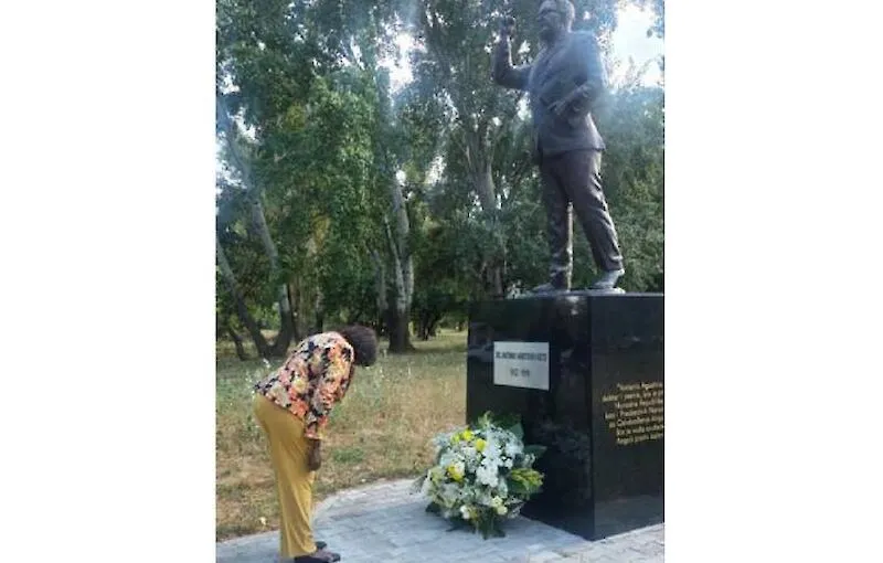 Ministra da Saúde homenageia Fundador da Nação em Belgrado