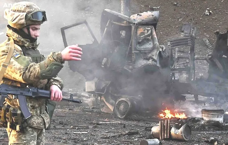 Drones ucranianos provocam incêndios em duas refinarias na região de São Petersburgo e Kiev diz ter lançado mais de mil aparelhos