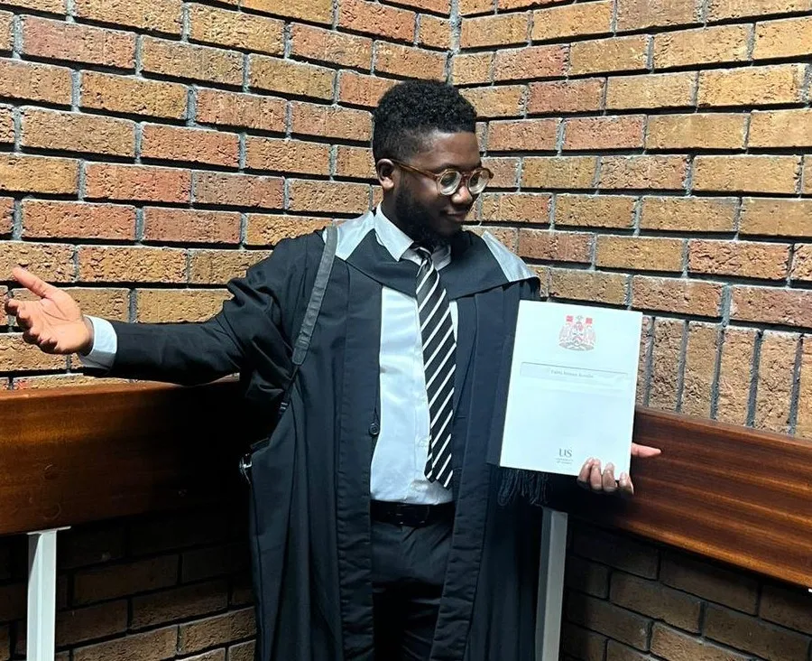 Jovem angolano Fábio Komba conclui mestrado no Reino Unido com classificação máxima