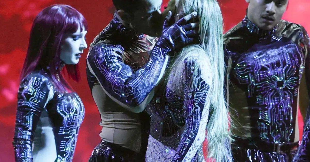 “Tudo se resume a amor”, diz Jennifer Lopez sobre ter beijado bailarinos nos prémios AMA