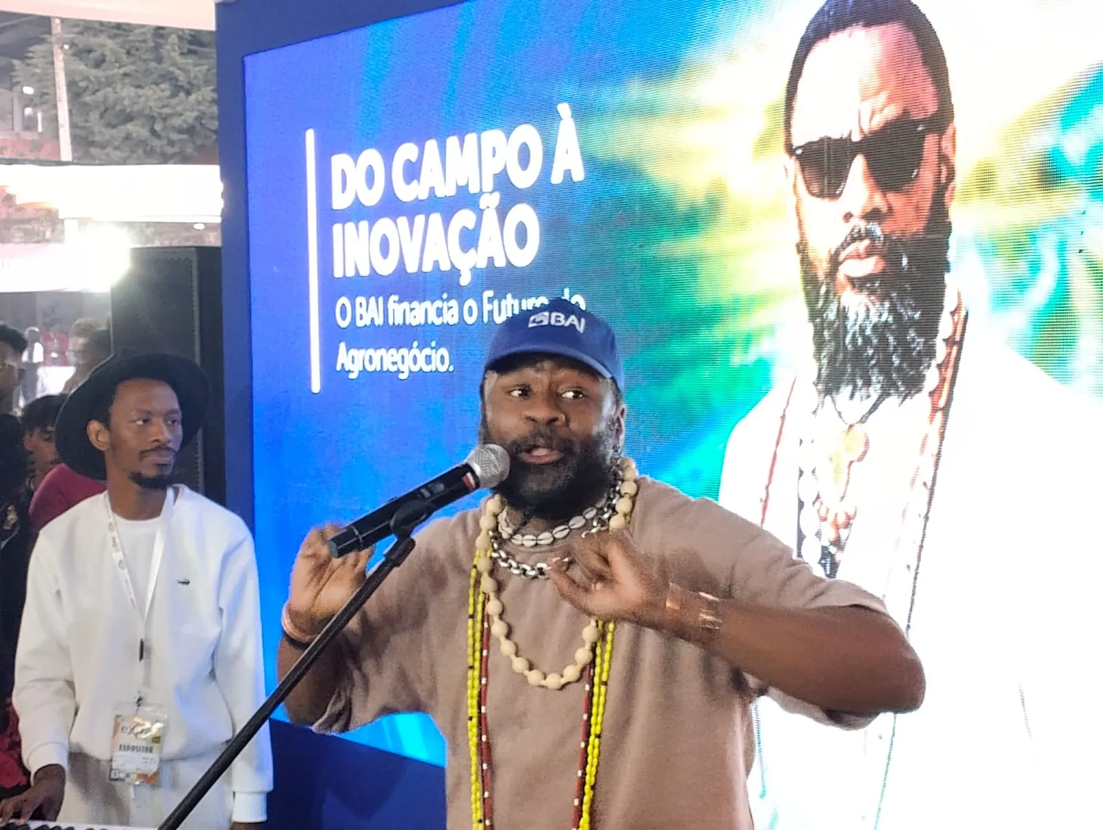 C4 Pedro encanta público com apresentação do hino dos 30 anos do BAI na Expo-Huíla