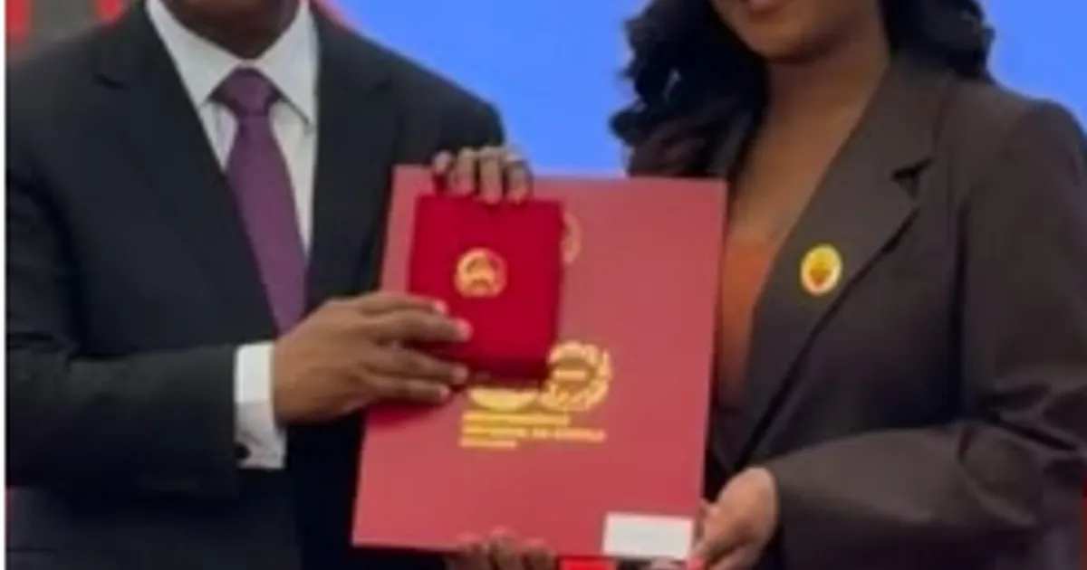 Edivânia do Carmo se emociona ao receber a medalha e certificado da condecoração do pai: -“Queria que estivesses aqui”