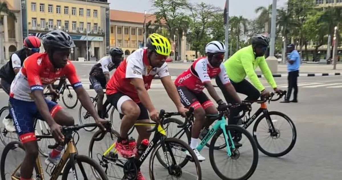 Presidente da República junta-se a um grupo de ciclistas durante o passeio pela cidade capital