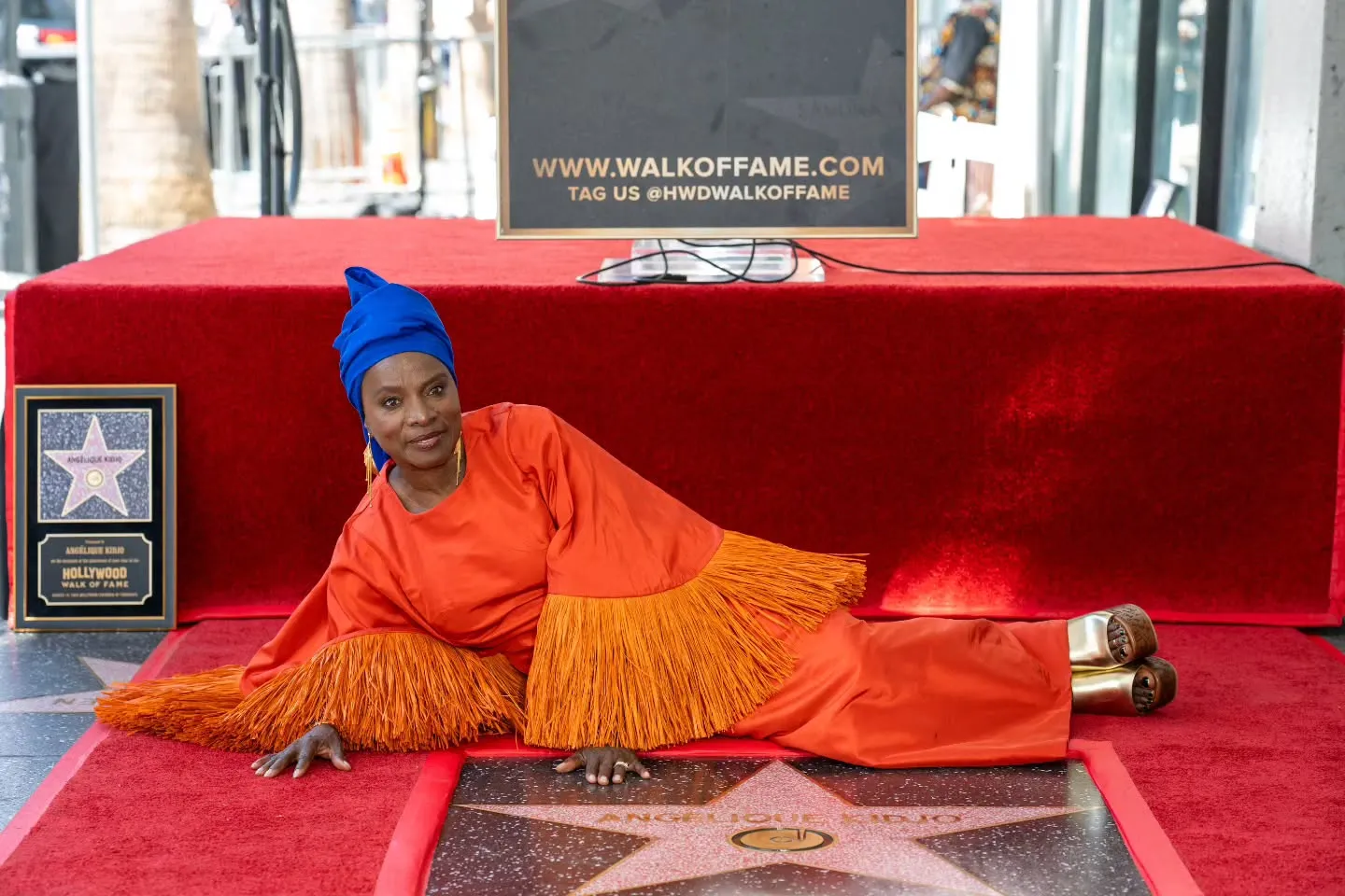 Angélique kidjo faz história como a única artista africana homenageada com uma estrela na calçada da fama