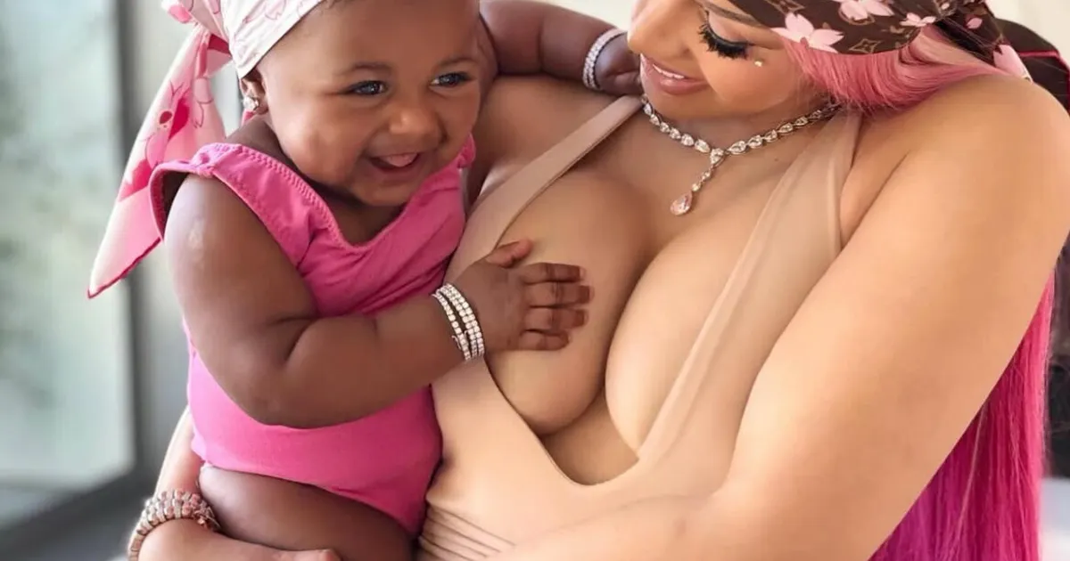 Cardi B mostra pela primeira vez o rosto da filha Blossom Belles