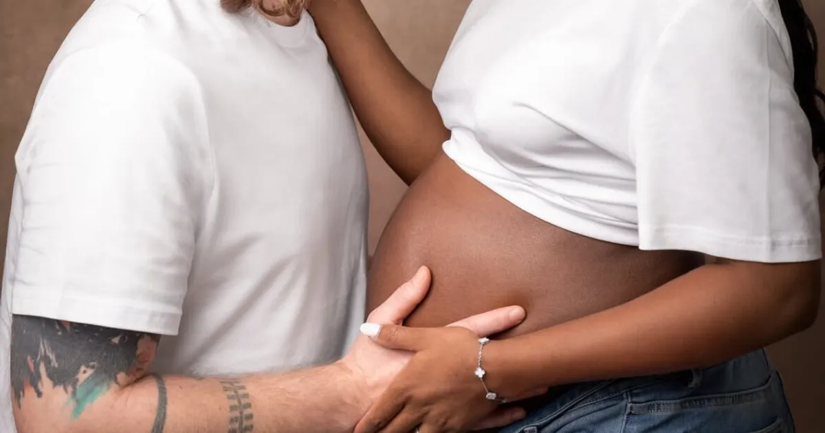 Na recta final da gravidez, Nazia Vicent exibe barriga em ensaio fotográfico com o noivo
