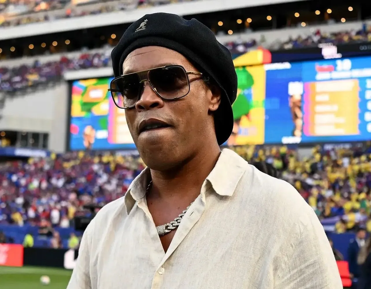 Ronaldinho regressa aos relvados aos 46 anos e reforça clube da terceira divisão italiana