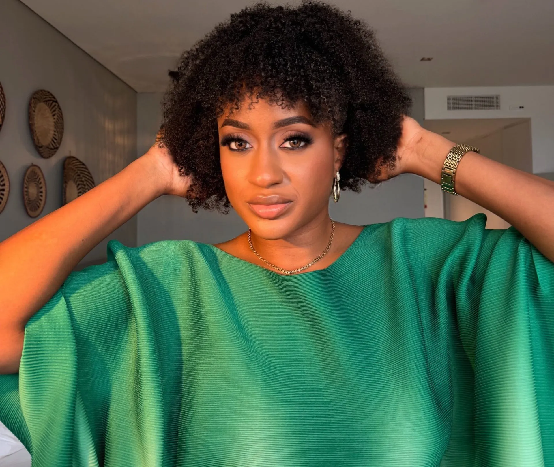 Jessi Madalena questiona comparações entre tons de pele na comunidade negra: “Quem é menos claro é mais africano?”