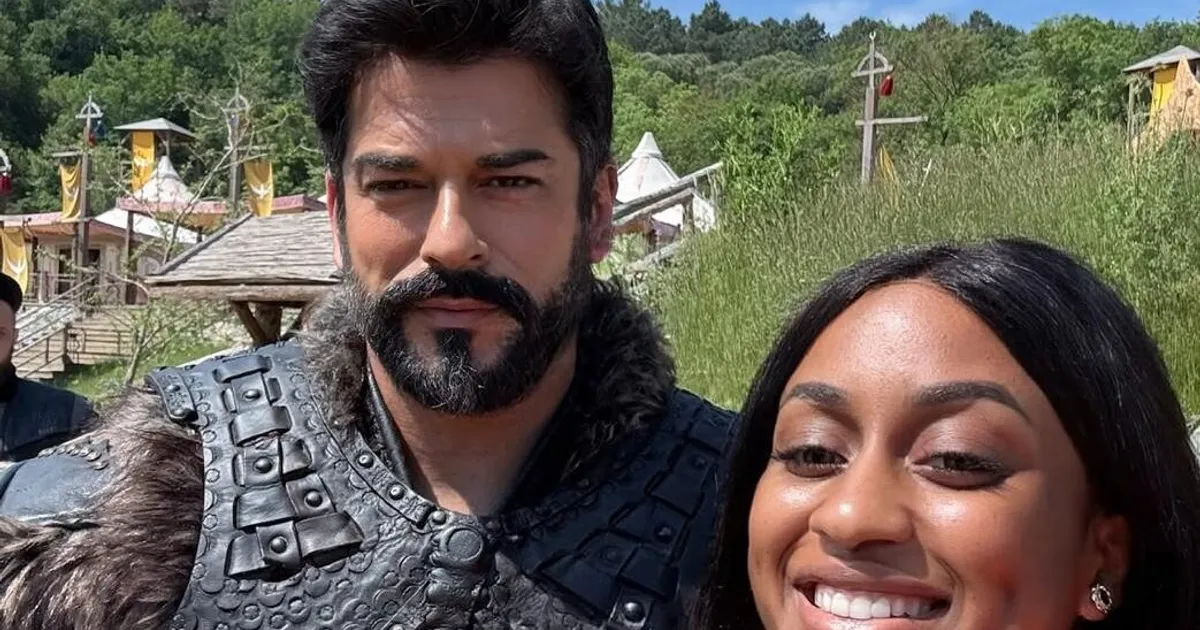 Jessi Madalena encantada por conhecer o galã Burak Özçivit, que interpreta o personagem “Kemal” na novela ‘Amor Eterno’