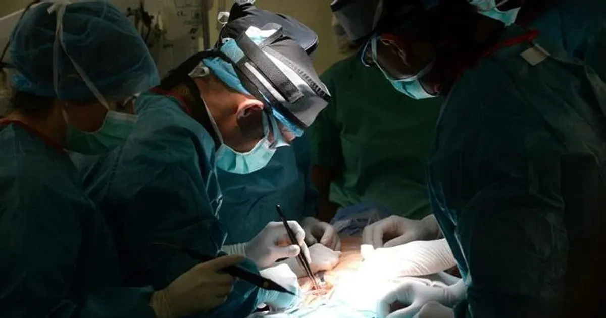 Menina de 14 anos morre após lipoaspiração e implante de silicone, cirurgião era o seu padrasto