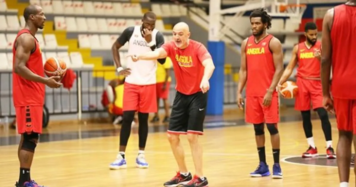 Josep Clarós torna-se o terceiro técnico estrangeiro a conquistar Afrobasket por Angola e deixa Selecção de Basquetebol após conquista do 12.° título