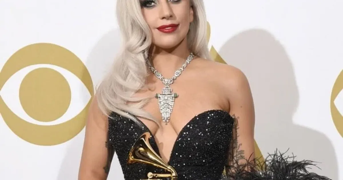 Lady Gaga interrompe espectáculo após um dos dançarinos cair do palco