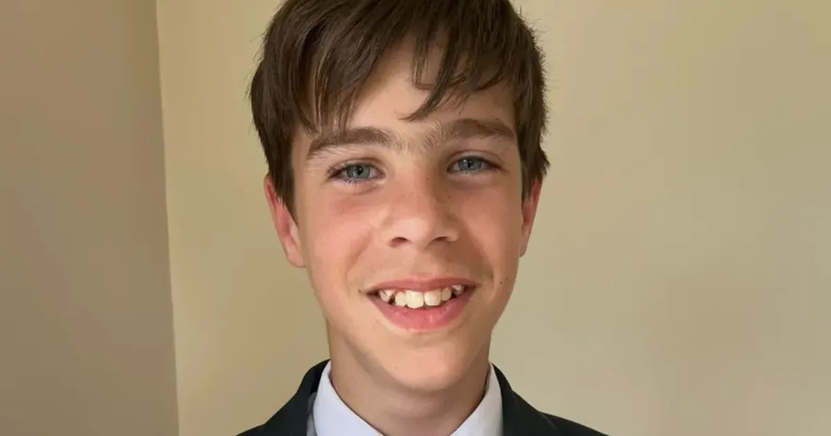 Jovem britânico sofre de uma condição rara que o impede de ingerir qualquer alimento