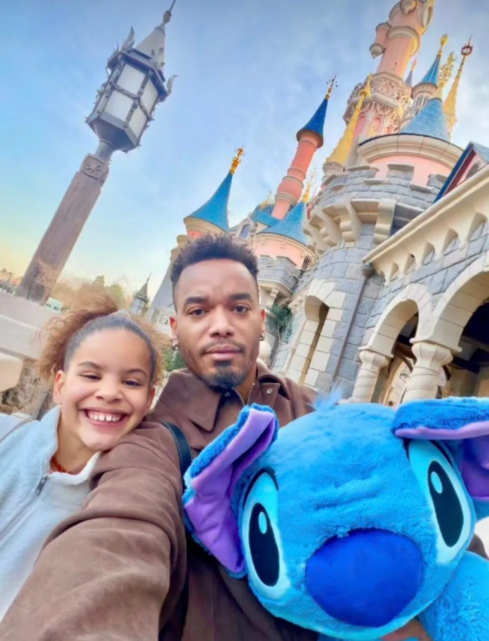 Faraó leva filha à Disneyland e gesto encanta fãs nas redes sociais