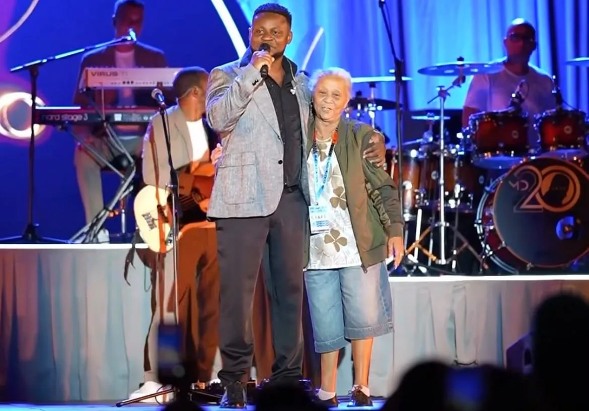 Matias Damásio homenageia antiga professora durante espectáculo: “Obrigado por tudo que fizeste por mim”