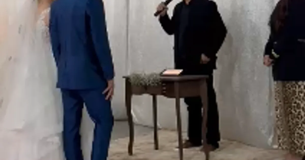 Jovem desmaia após chegada da noiva ao altar