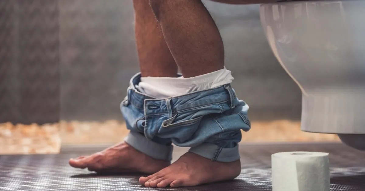 Especialistas apontam benefícios de urinar sentado para a saúde e higiene dos homens