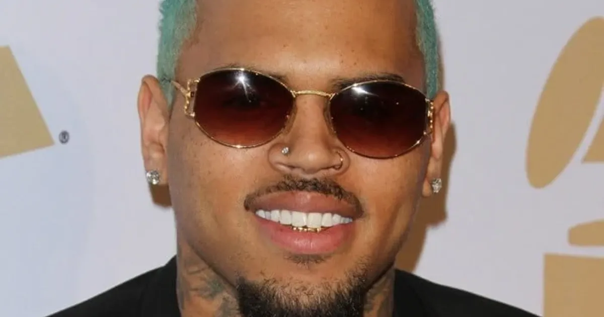 Chris Brown revela que sai às ruas disfarçado para sentir-se ‘normal’: “Ajuda-me a sentir humano”