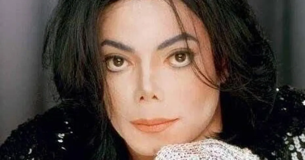 Michael Jackson torna-se o primeiro artista com hits no Top 10 em seis décadas diferentes