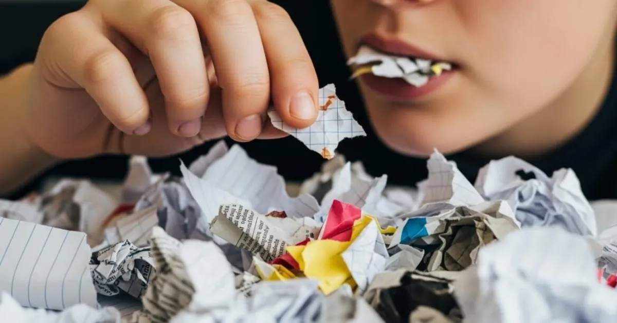 Mulher com síndrome de pica come até 10 folhas de papel por dia