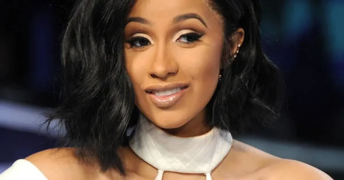 Cardi B volta falar sobre a falta de higiene com o seu cabelo: -“Devo ter aqui ovos de barata e mosquito”