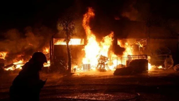 Incêndio destrói área técnica do Mercado dos Congolenses em Luanda