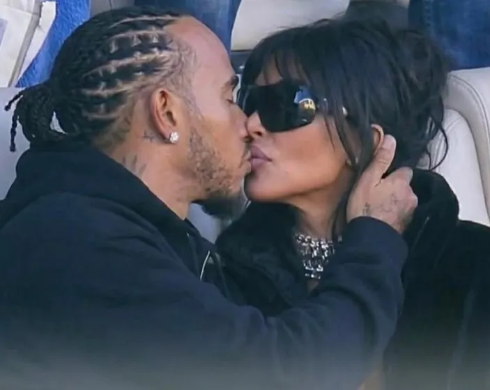 Lewis Hamilton e Kim Kardashian oficializam romance com beijo público no Super Bowl
