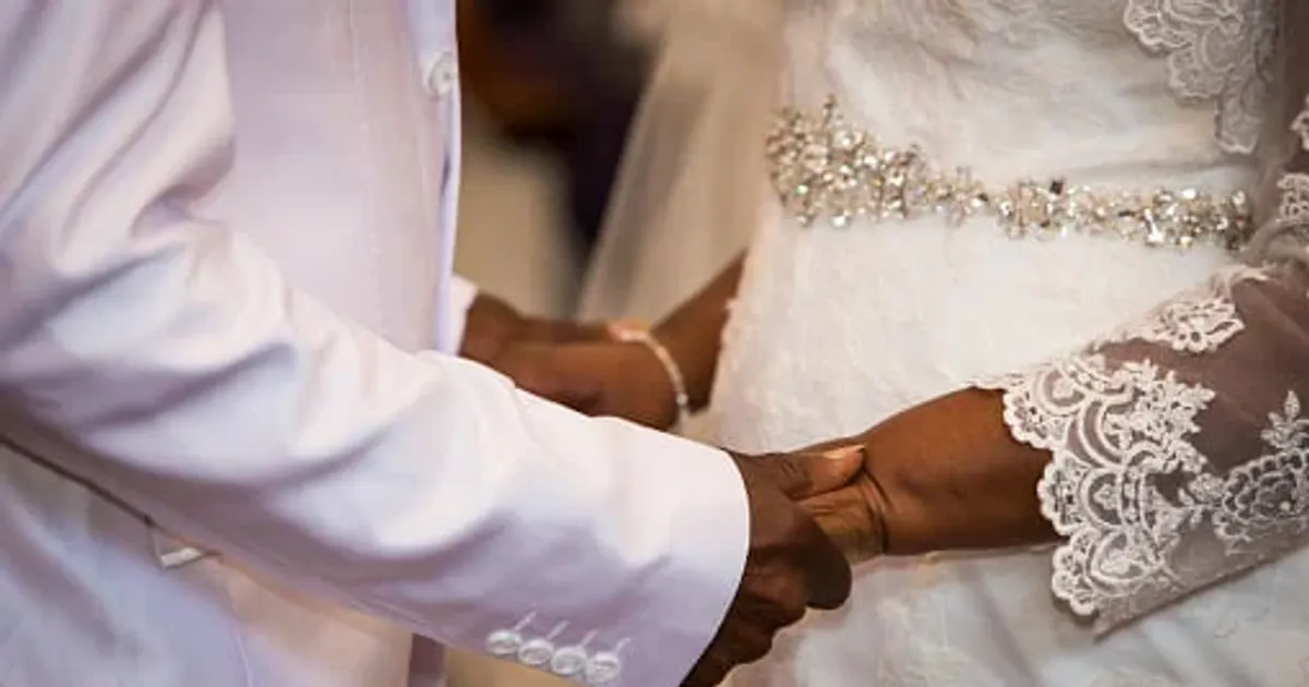 Homem se divorcia da esposa e anuncia casamento com a sogra