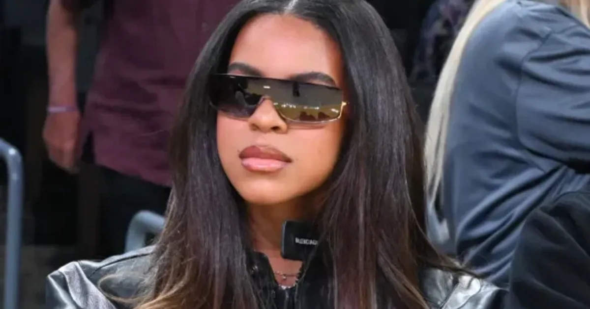 Aos 13 anos, Blue Ivy prova que é ícone de estilo em aparição com Jay-Z na NBA