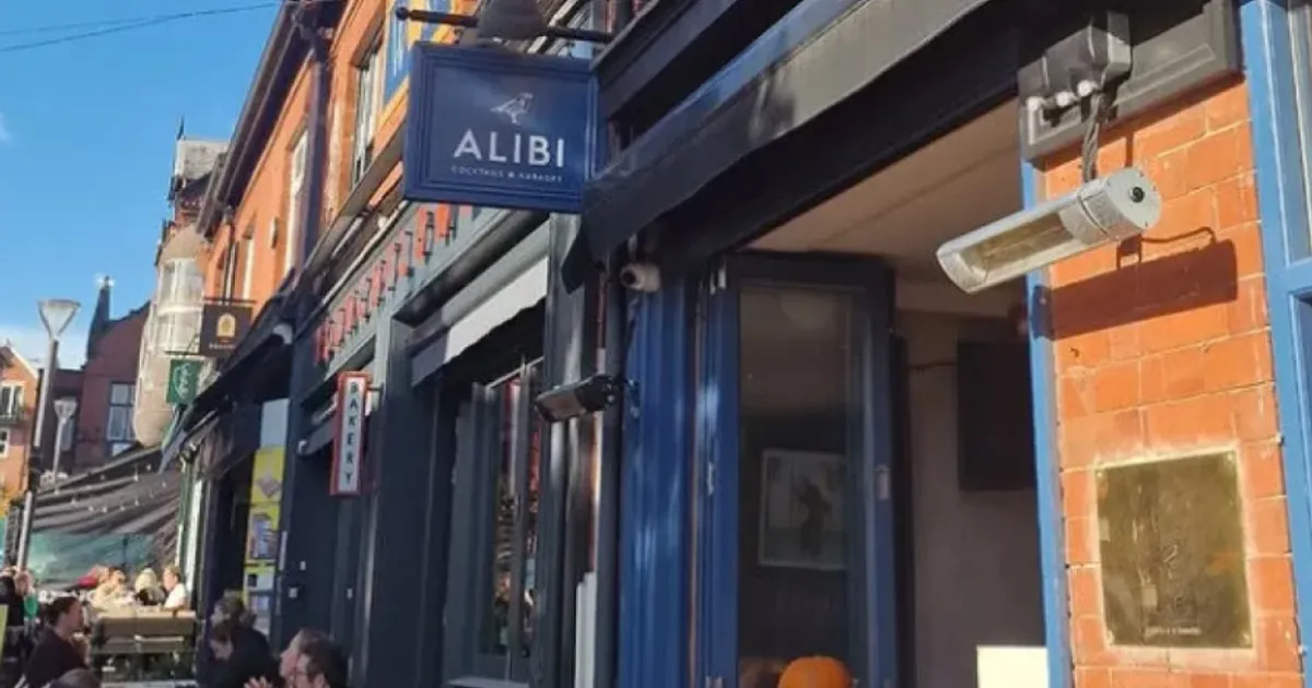 Dono de bar proíbe entrada a clientes que venham sozinhos. Perceba porquê