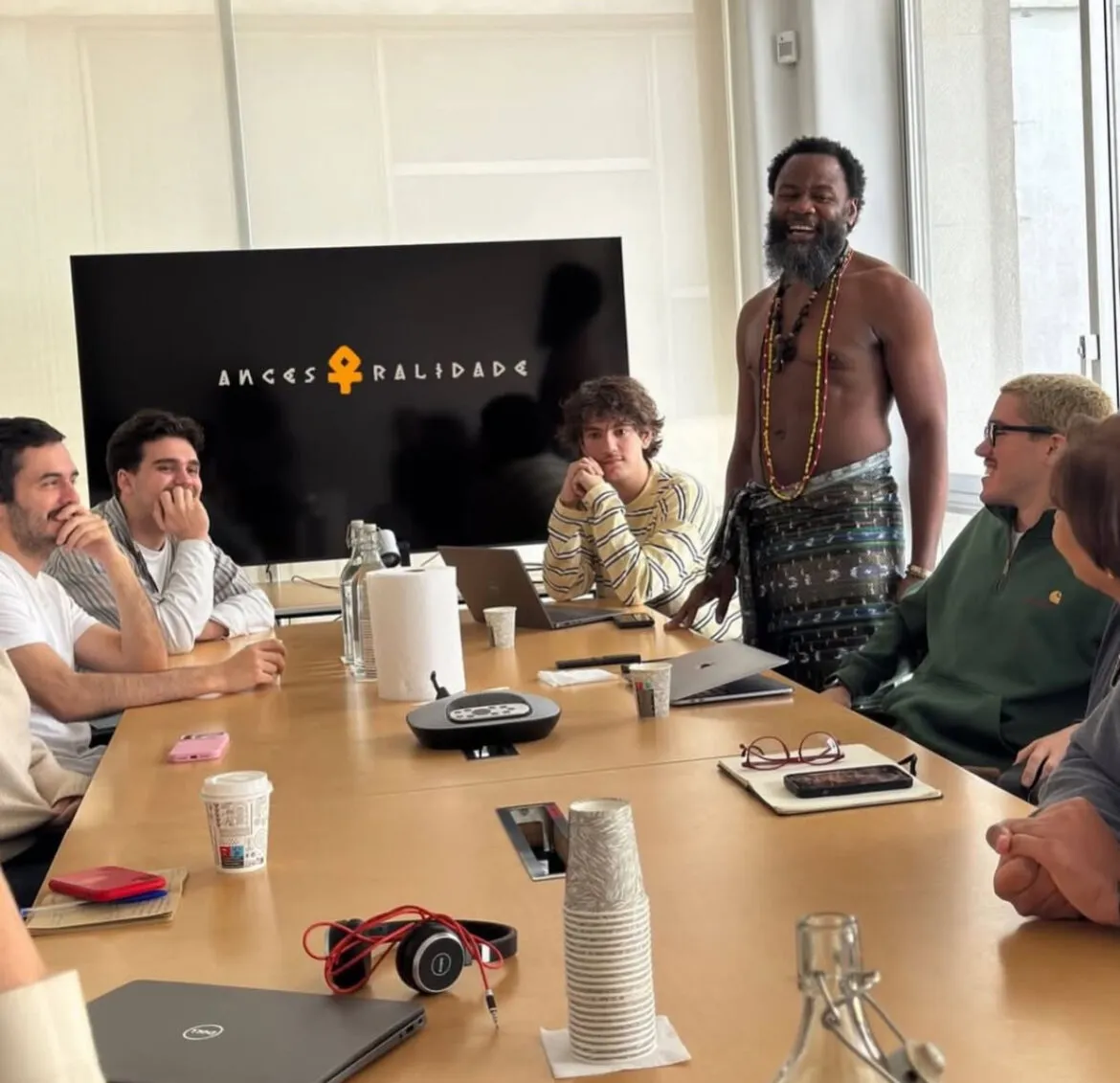 C4 Pedro surpreende ao comparecer à reunião da Universal Music trajado apenas com pano tradicional