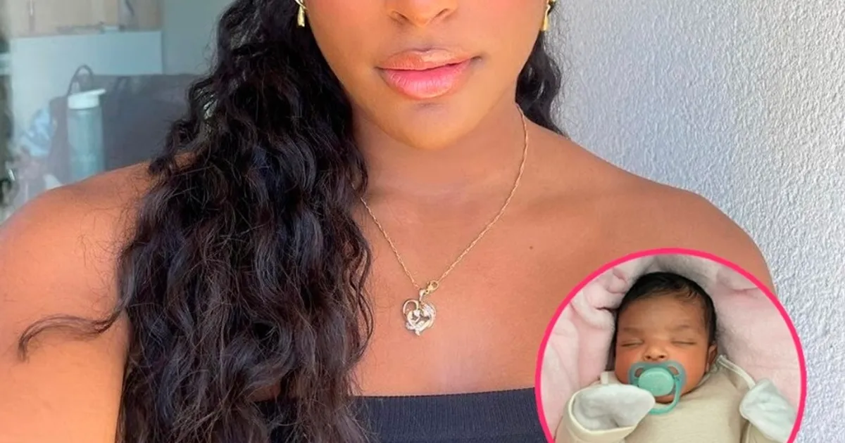 Karina Xofela mostra o rosto da filha pela primeira vez