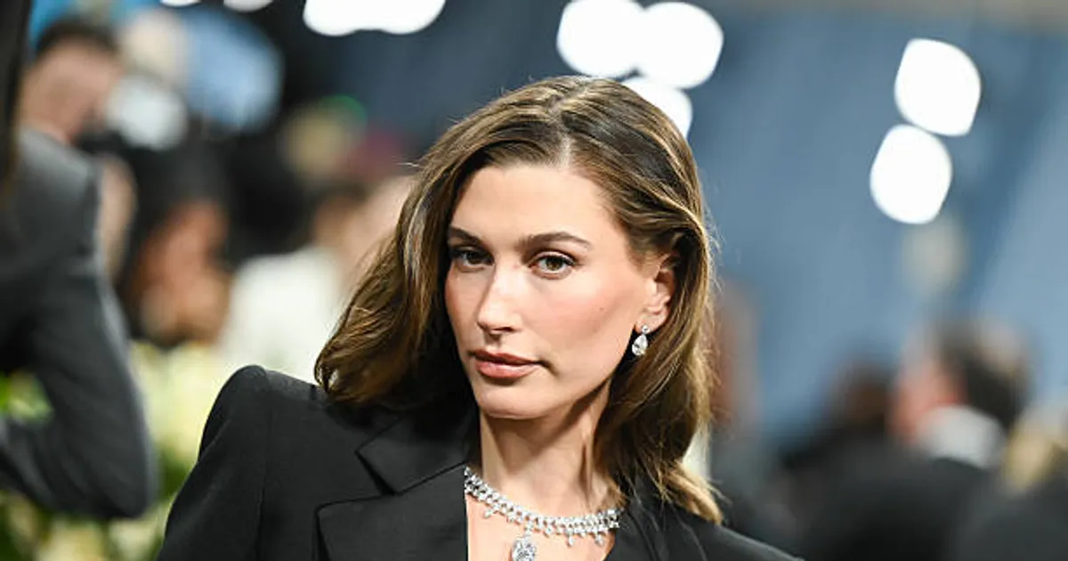 Hailey Bieber revela que não terminou o Ensino Médio: “Fiquei com preguiça”
