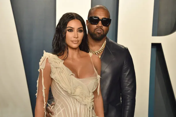 Kim Kardashian revela que ficou 5 anos solteira após fim do casamento com Kanye West: “Precisava me curar”