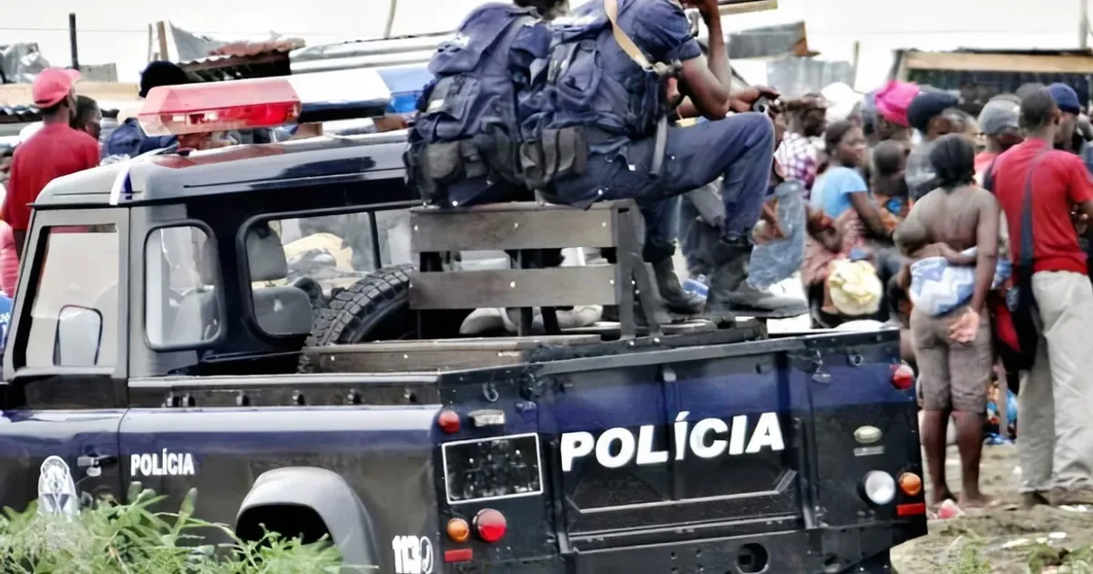 Polícia Nacional recolhe pneus em bairros de Luanda em operação noturna de prevenção