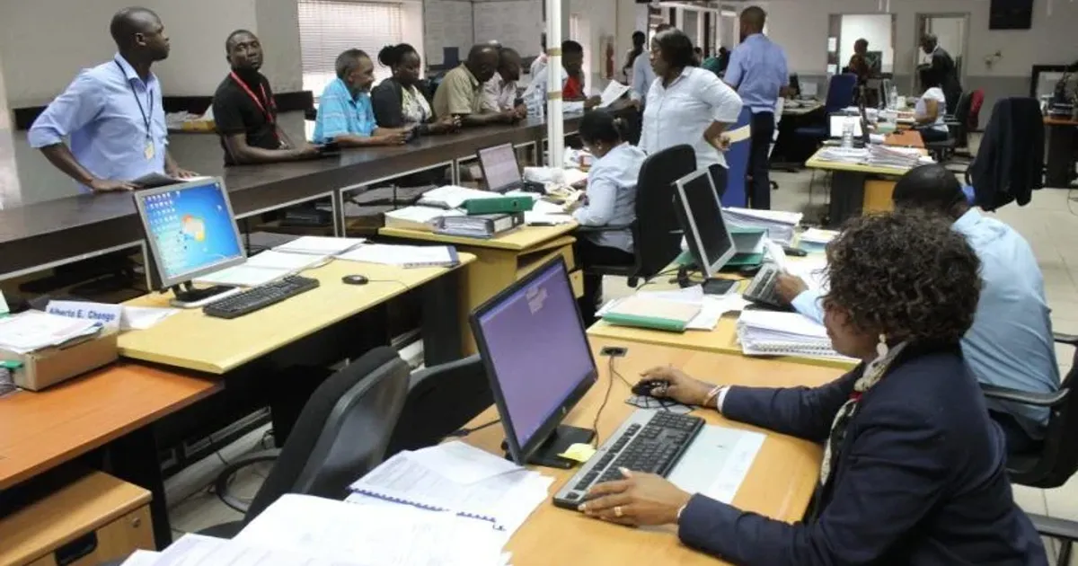 Entre 3 a 7 de Novembro a Função Pública vai trabalhar uma hora e meia a mais