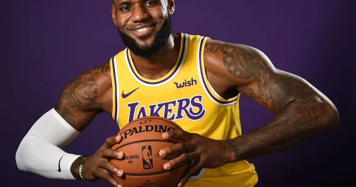 LeBron James afastado da pré-temporada da NBA por lesão