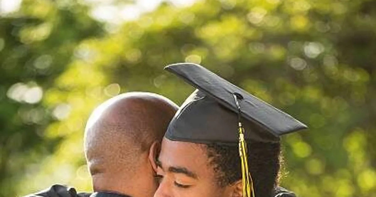 Jovem emociona público ao partilhar história por trás da sua formatura impulsionada pelo pai que não presenciou a defesa final