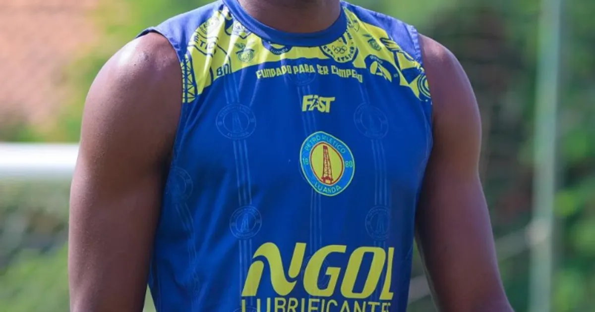 Conheça Vidinho, o futebolista que usa o desporto para afastar as crianças da criminalidade
