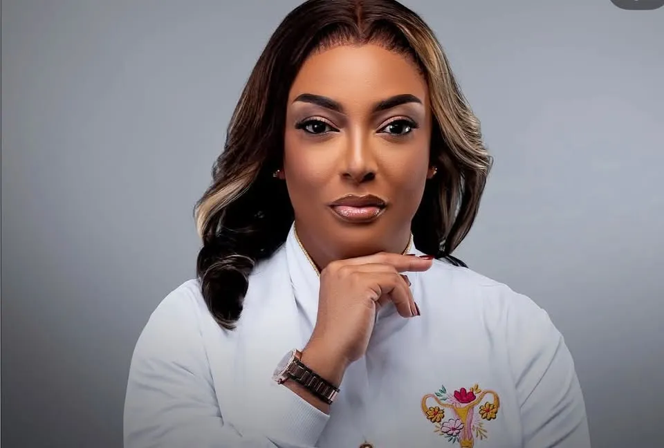 Nádia Costa aborda sobre a influência da saúde hormonal da mulher no crescimento e na saúde capilar